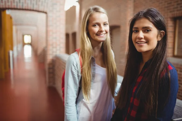 Usmívající se studenti v chodbě — Stock fotografie