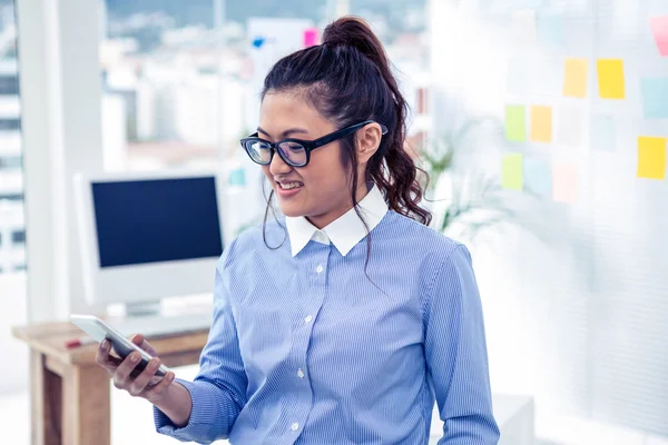 Aziatische zakenvrouw gebruikend smartphone — Stockfoto