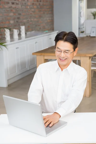 Lächelnder Mann mit Laptop — Stockfoto