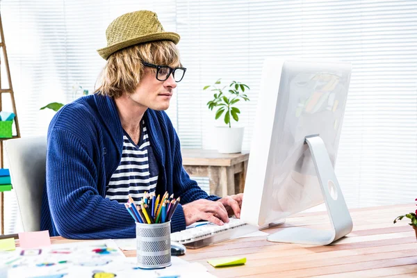 Seriöser Hipster-Geschäftsmann arbeitet am Computer — Stockfoto