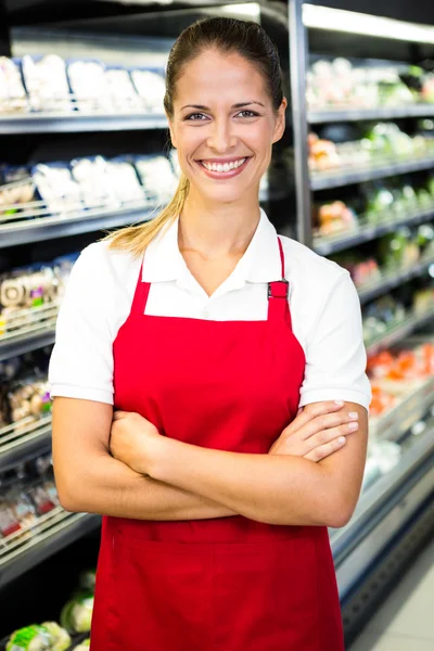 Sonriente trabajador en tienda de comestibles —  Fotos de Stock
