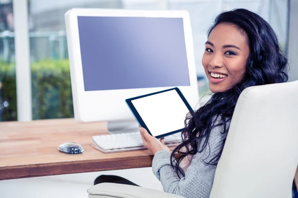 Sorridente donna asiatica utilizzando tablet — Foto Stock