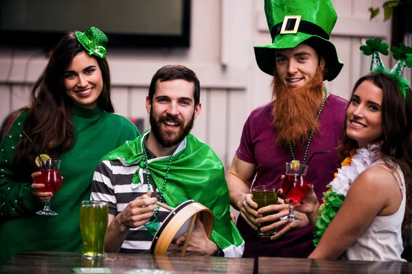 Amigos celebrando o dia de St. Patricks — Fotografia de Stock