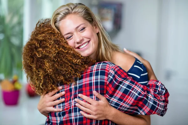 Happy vänner kramas — Stockfoto