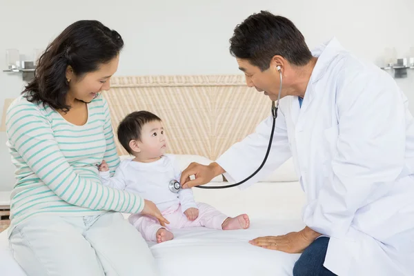 Cute baby being visited by doctor — Stockfoto