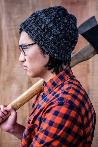 Hipster segurando um machado — Fotografia de Stock