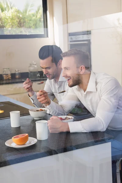 Uśmiechający się para gejów, śniadanie — Zdjęcie stockowe