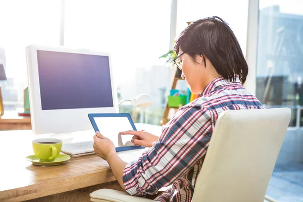 Hipster zakenman met behulp van Tablet PC — Stockfoto