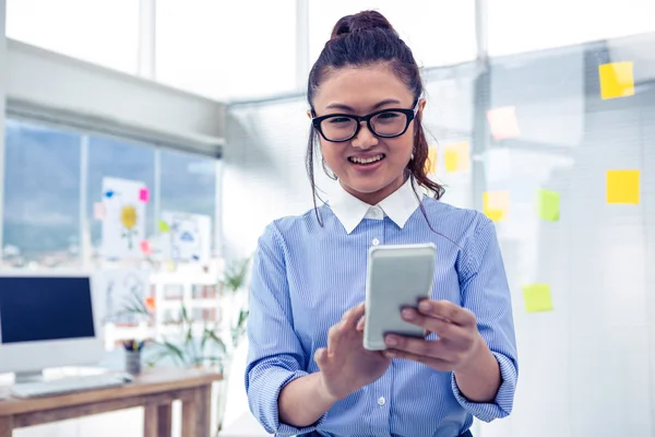 Aziatische zakenvrouw gebruikend smartphone — Stockfoto