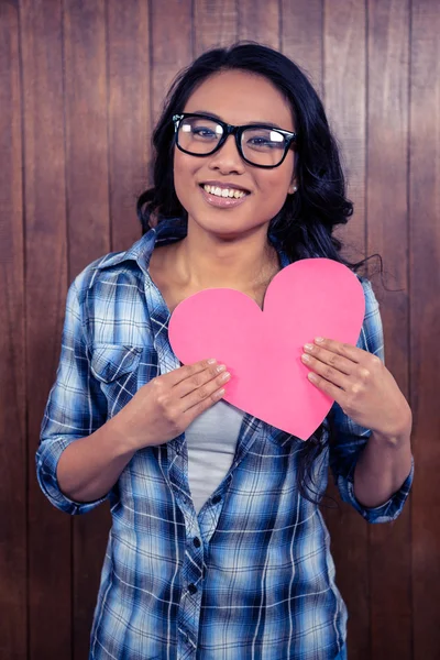 Mujer asiática sosteniendo papel corazón — Foto de Stock