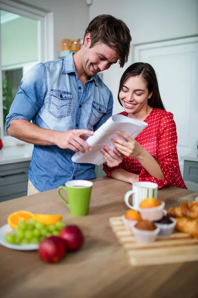 Par att ha frukost och läsa tidningen — Stockfoto