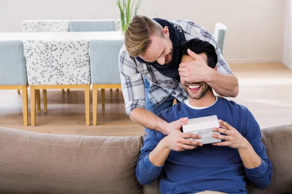 Gay man överraskande hans pojkvän — Stockfoto