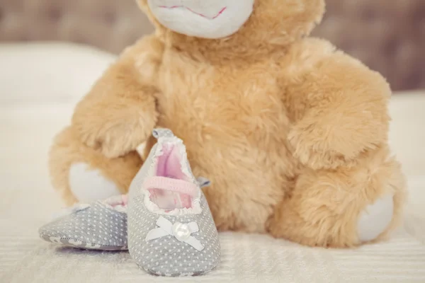 Pluche en baby schoenen — Stockfoto