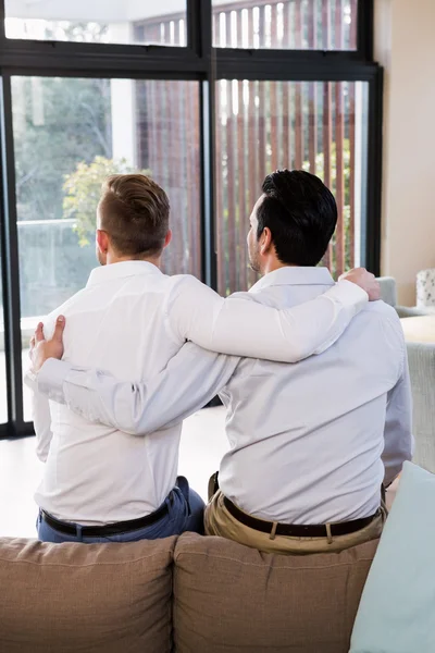 Gay couple avec bras autour — Photo