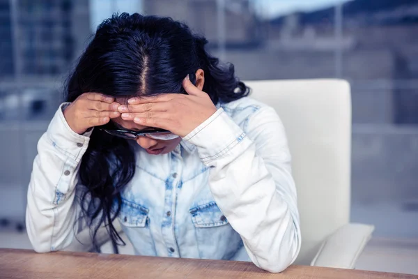 Mujer asiática problemática con las manos en la cara — Foto de Stock