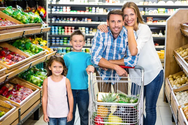 Portrait of family doing shopping — Stock Photo, Image
