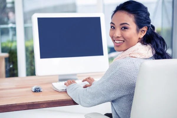 Asiatisk kvinna som använder dator — Stockfoto