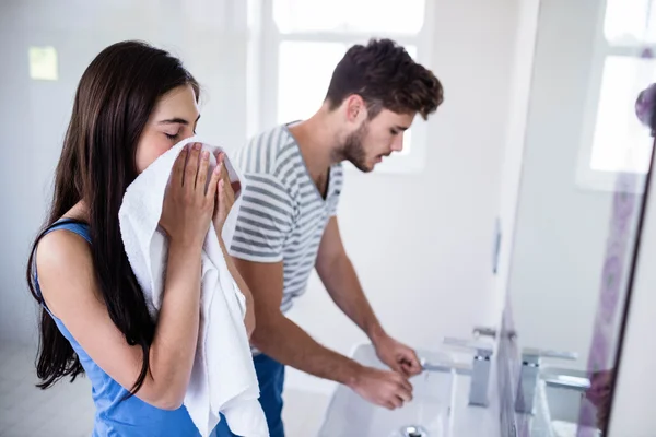 Jong paar in badkamer — Stockfoto