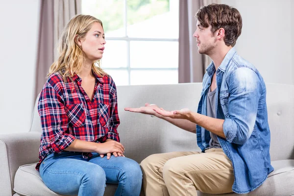 Casal tendo uma discussão — Fotografia de Stock