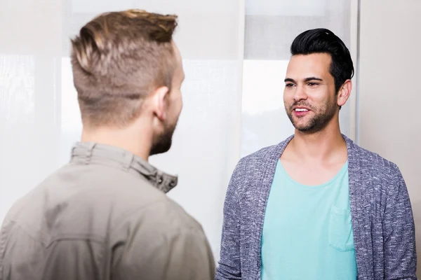 Feliz pareja gay hablando — Foto de Stock