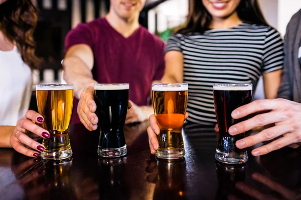 Amigos tomando cerveza — Foto de Stock