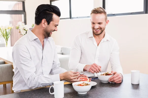 Sourire gay couple avoir petit déjeuner — Photo