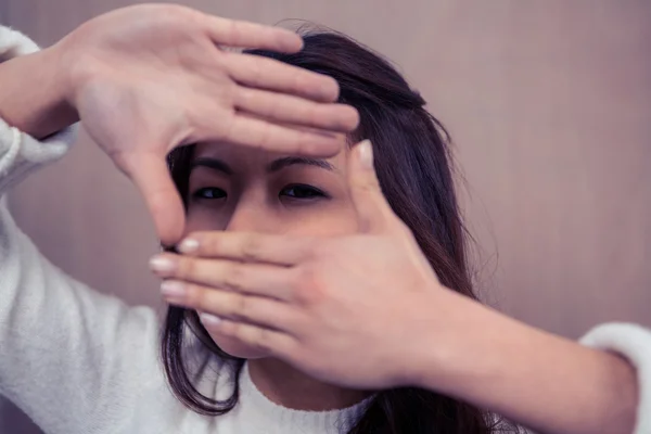 Mujer haciendo cuadrado con las manos — Foto de Stock