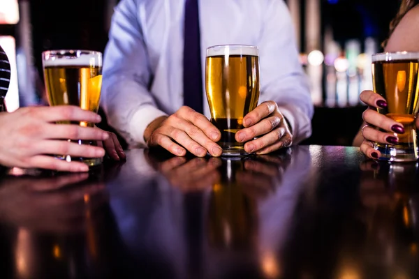 Vrienden met biertje — Stockfoto