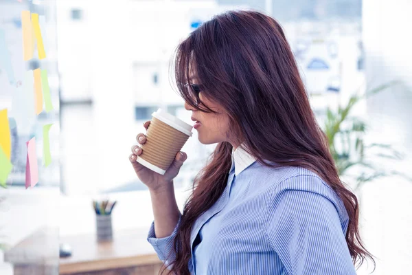 Geschäftsfrau mit Einwegbecher — Stockfoto