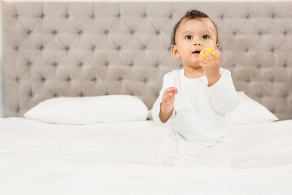 Bebê bonito jogando com bola — Fotografia de Stock