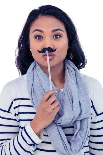 Azjatyckie kobiety ze stawianiem fałszywe wąsy — Zdjęcie stockowe