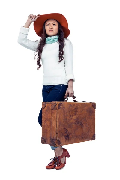 Asiatin mit Hut im Gepäck — Stockfoto