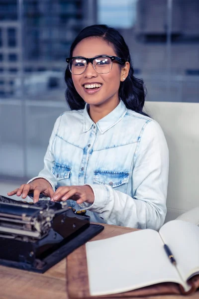 Aziatische vrouw typewriting — Stockfoto