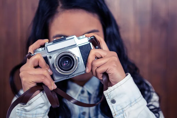 Asian woman taking picture — Stock Photo, Image