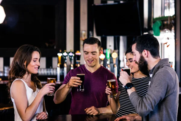 Amigos tomando cerveza — Foto de Stock