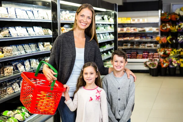Mãe e crianças fazendo compras de supermercado — Fotografia de Stock