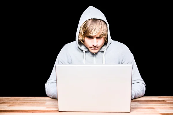 Muž v kapuci bunda hackerské laptop — Stock fotografie