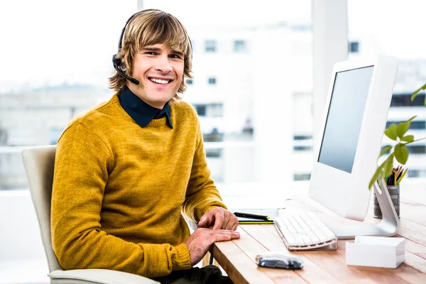 Hipster-Geschäftsmann mit Headset — Stockfoto