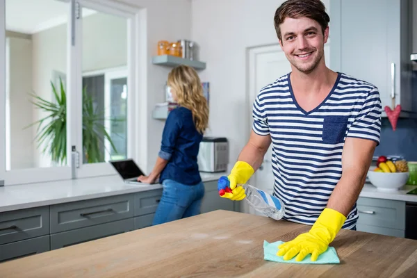 Schattig paar opruimen — Stockfoto