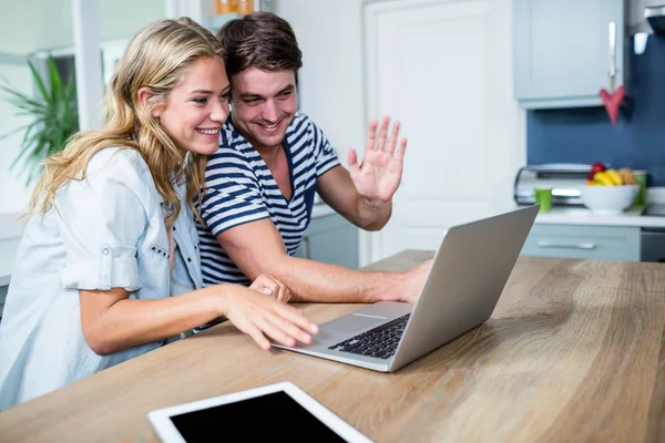 Glada par som använder laptop — Stockfoto