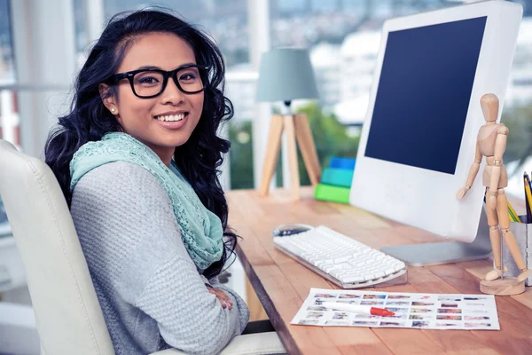 Asiática mulher de negócios sentado no escritório — Fotografia de Stock