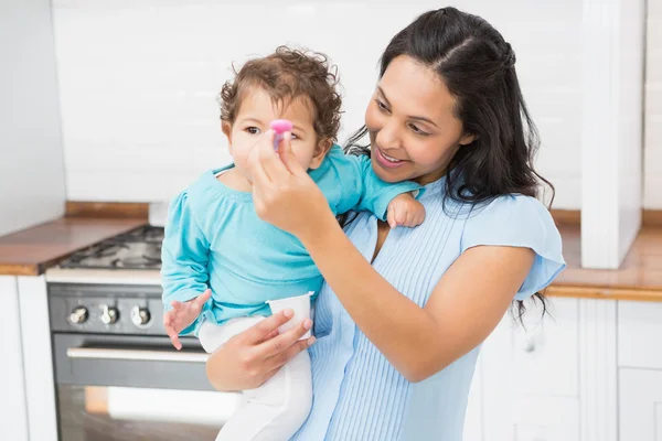 Felice bruna alimentazione bambino — Foto Stock