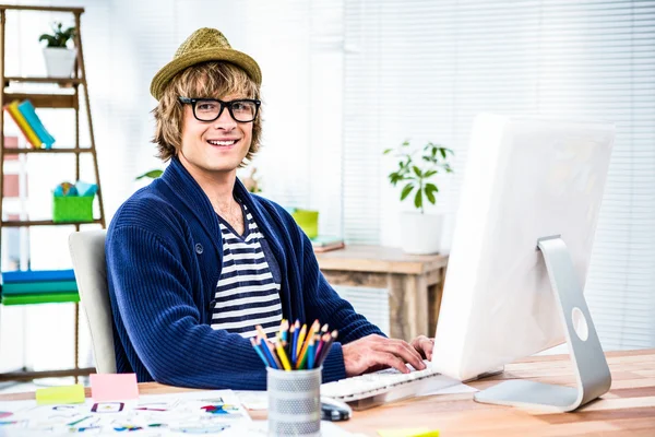 Hipster affärsman med hjälp av dator — Stockfoto