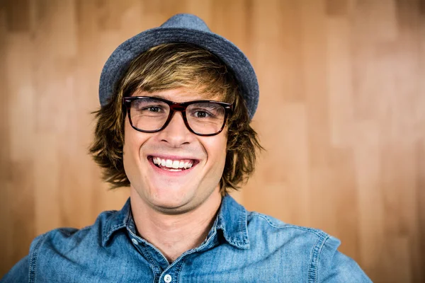 Sorridente hipster biondo che fissa — Foto Stock