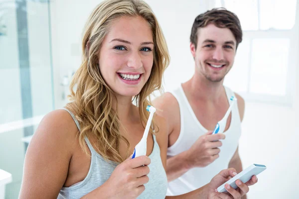 Couple brossant les dents à la maison — Photo