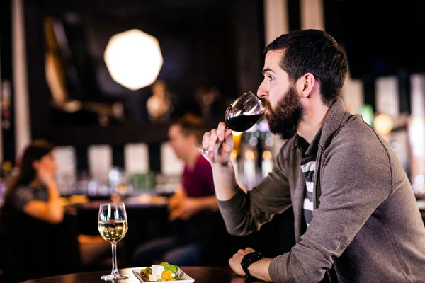 Homem tomando um copo de vinho — Fotografia de Stock