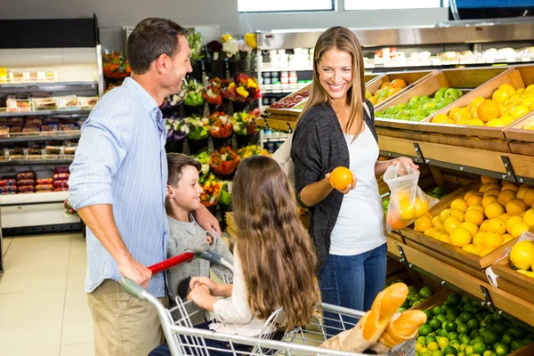 Glückliche Familie beim Einkaufen — Stockfoto