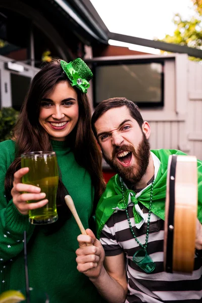 Amigos celebrando o dia de St. Patricks — Fotografia de Stock