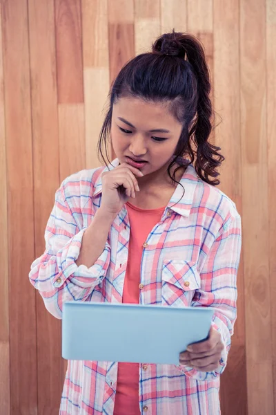 Tankeväckande asiatisk kvinna använder tablet — Stockfoto