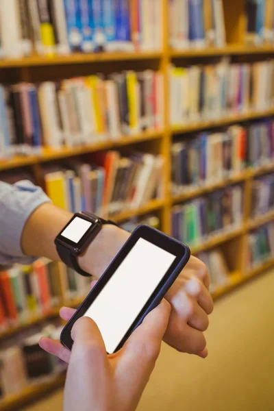 Student using smart watch and smartphone — Stockfoto